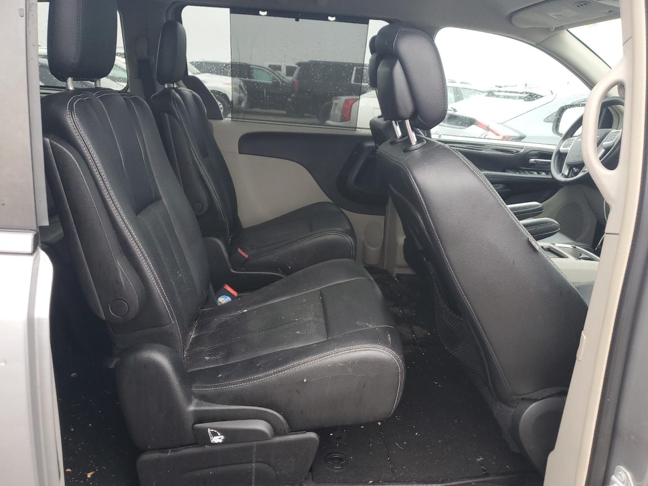 2016 Chrysler Town & Country - Image 10