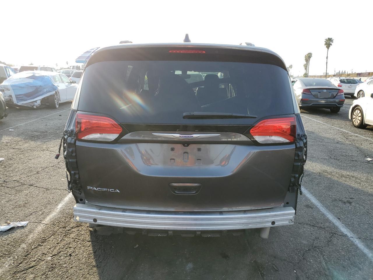 2018 Chrysler Pacifica - Image 6