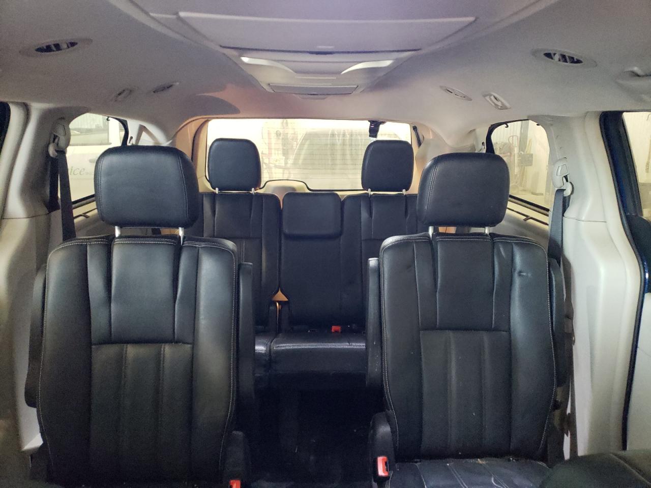 2016 Chrysler Town & Country - Image 10