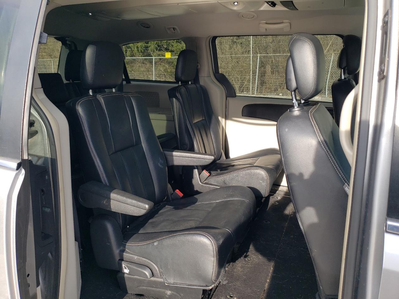 2016 Chrysler Town & Country - Image 11