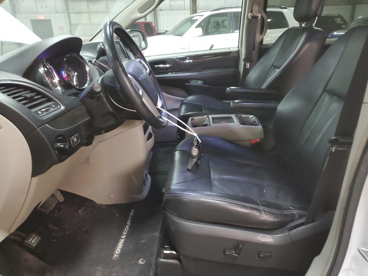2014 Chrysler Town & Country - Image 7