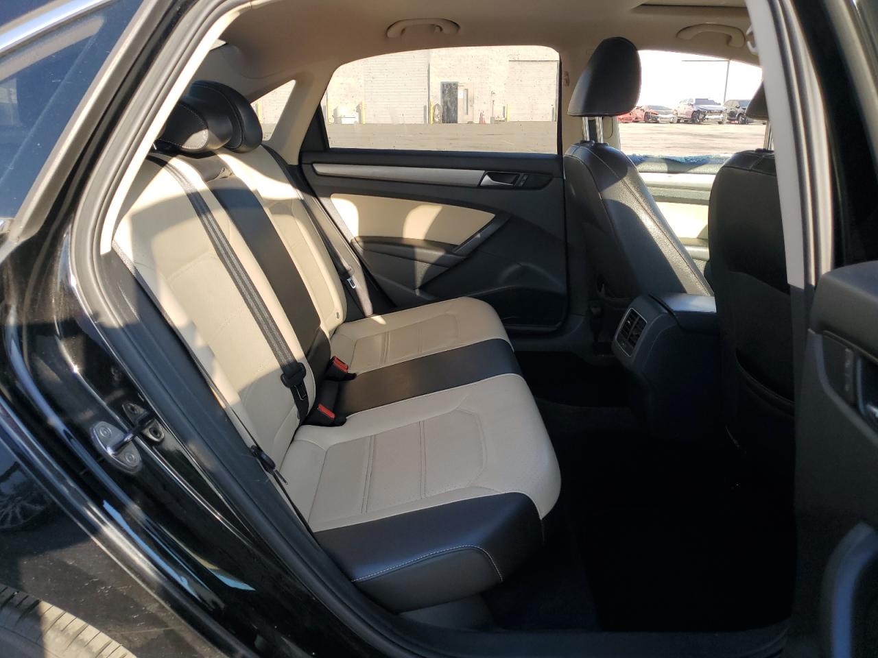 2014 Volkswagen Passat - Image 10