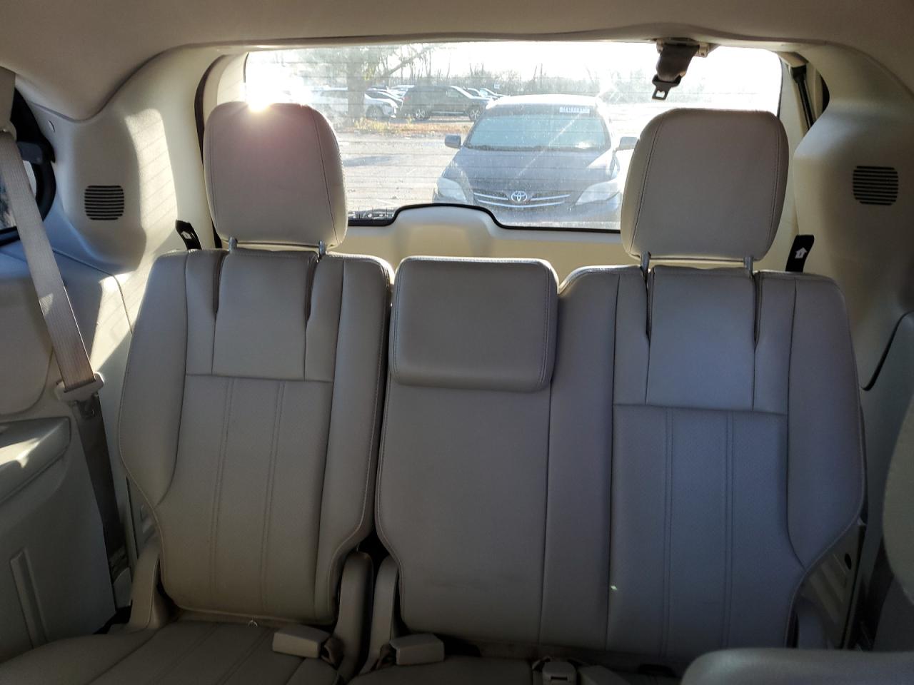 2013 Chrysler Town & Country - Image 10