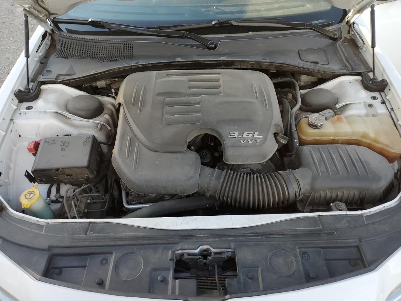 2014 Chrysler 300 - Image 13