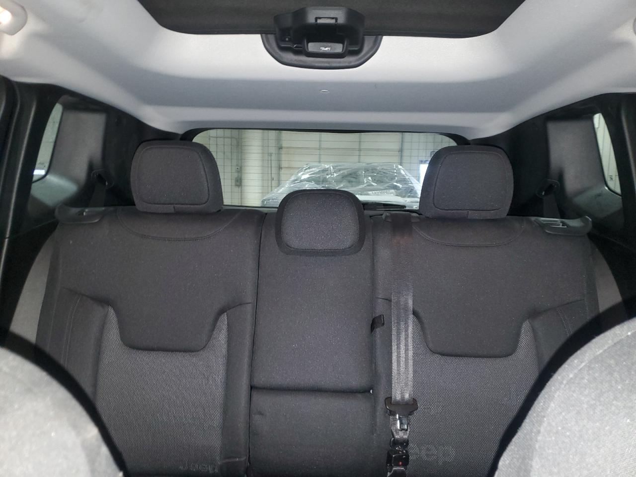 2017 Jeep Renegade - Image 10
