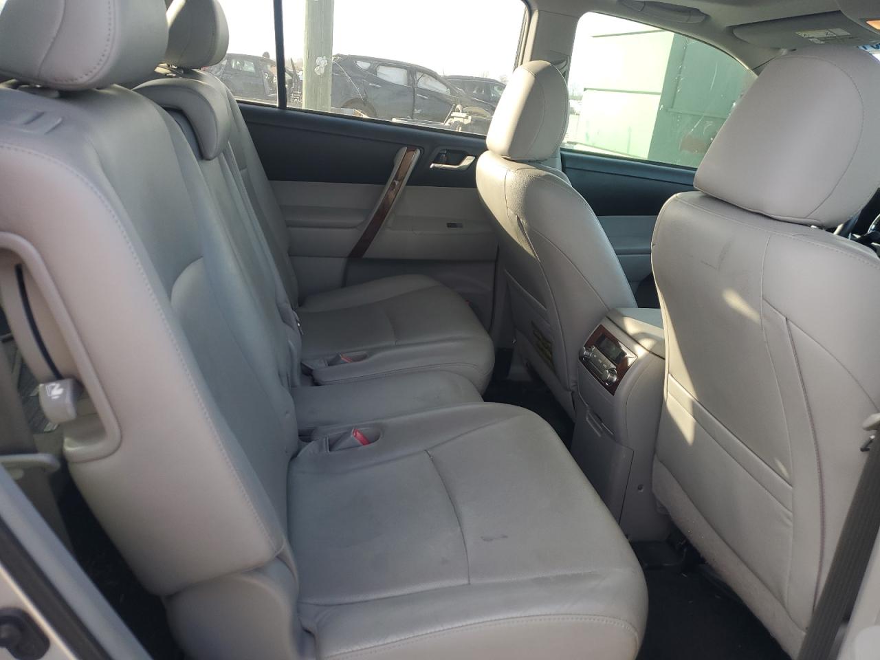 2013 Toyota Highlander - Image 11