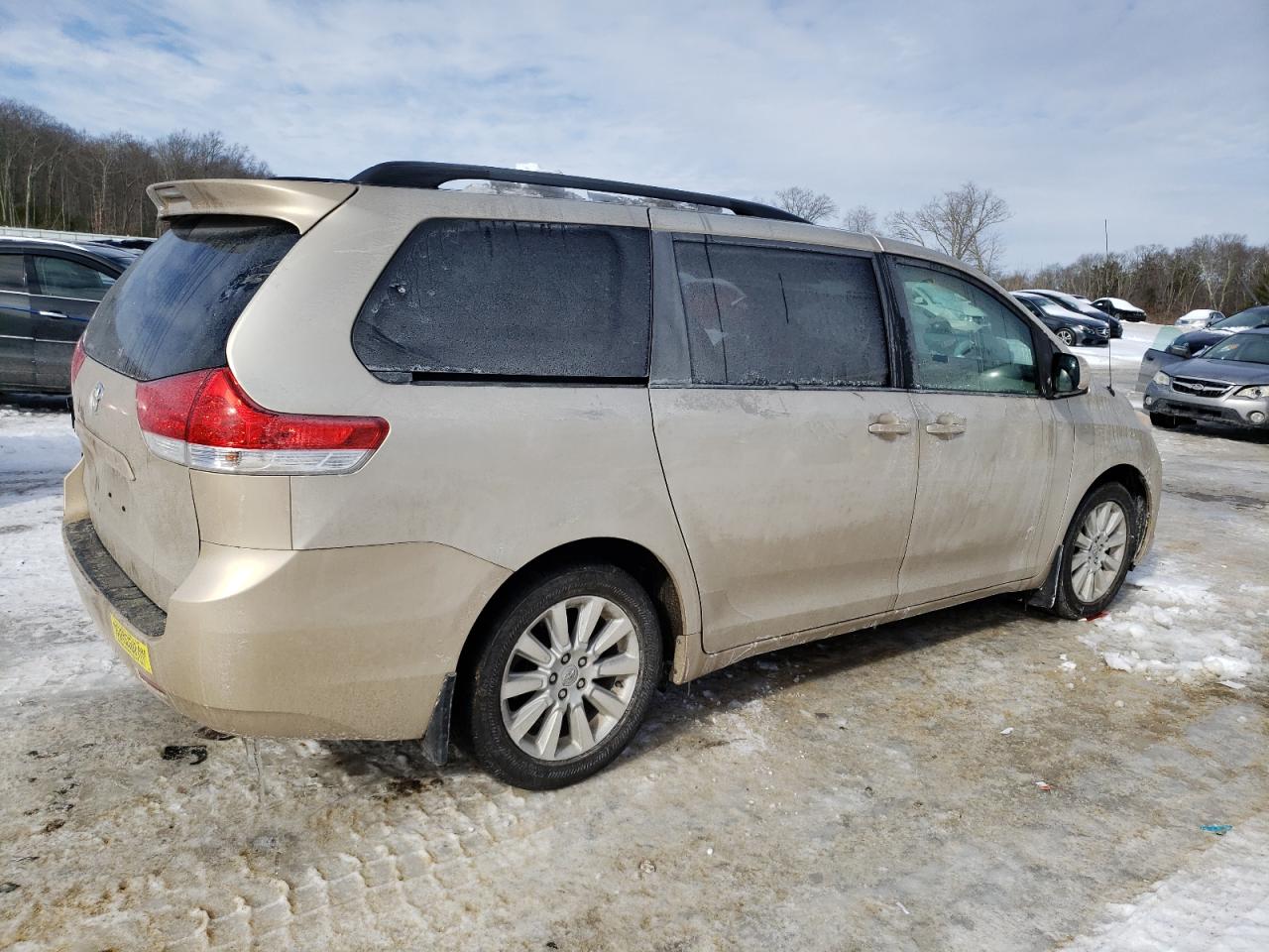 2013 Toyota Sienna - Image 3