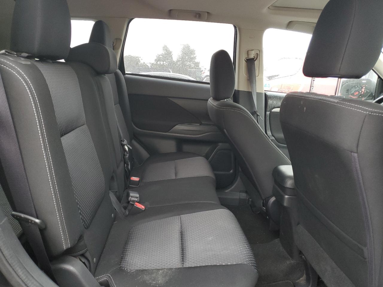 2017 Mitsubishi Outlander - Image 11