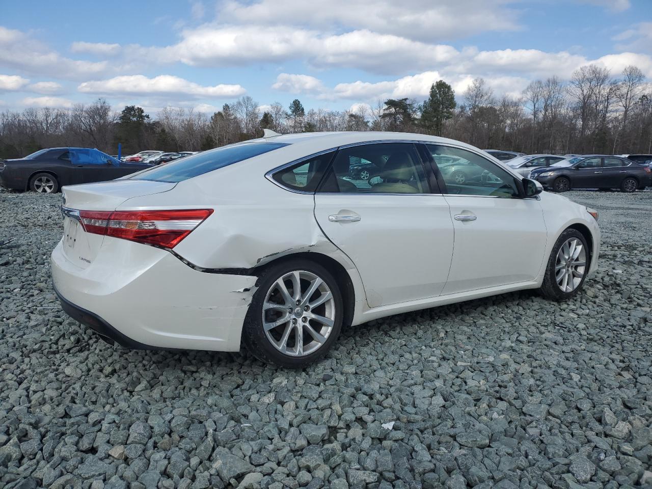 2013 Toyota Avalon - Image 3