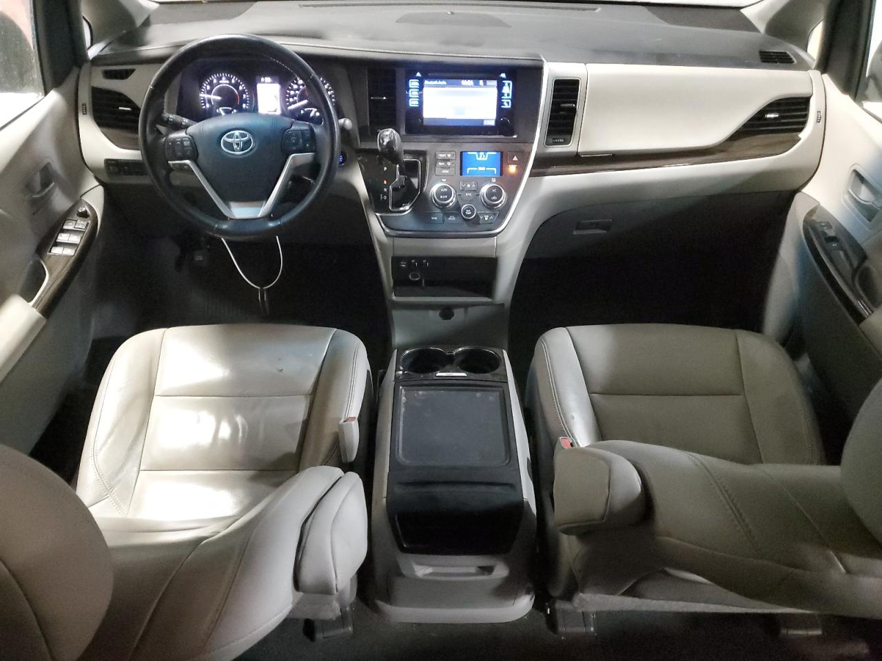 2015 Toyota Sienna - Image 8