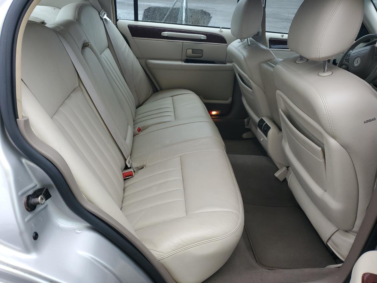 2004 Lincoln Town Car - Image 11