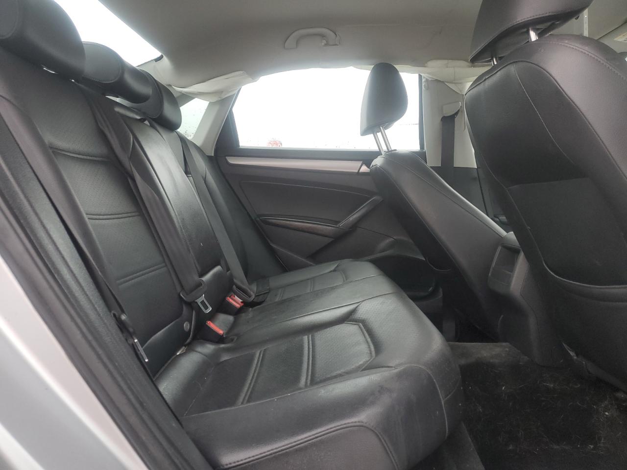 2015 Volkswagen Passat - Image 10