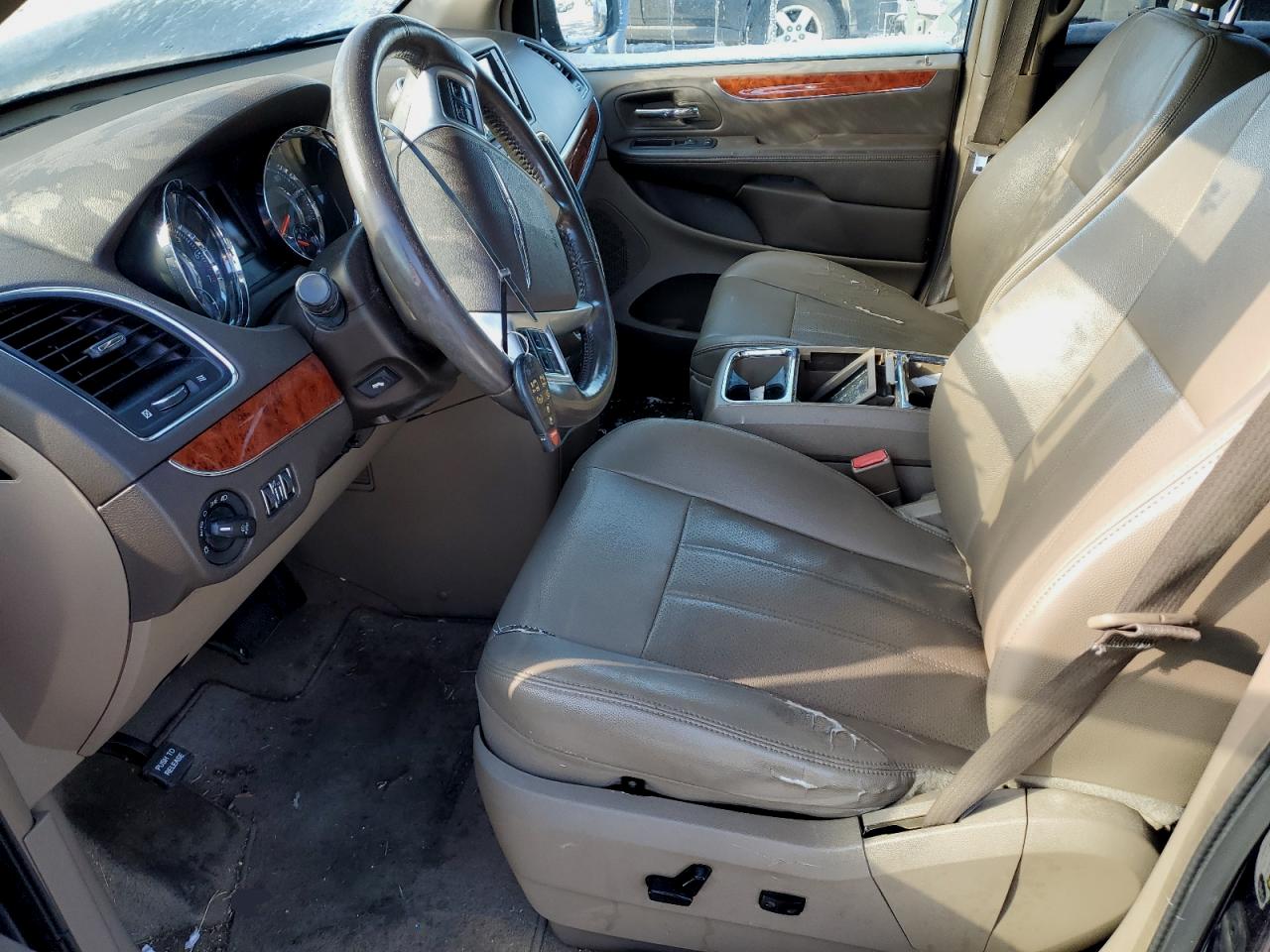 2013 Chrysler Town & Country - Image 7