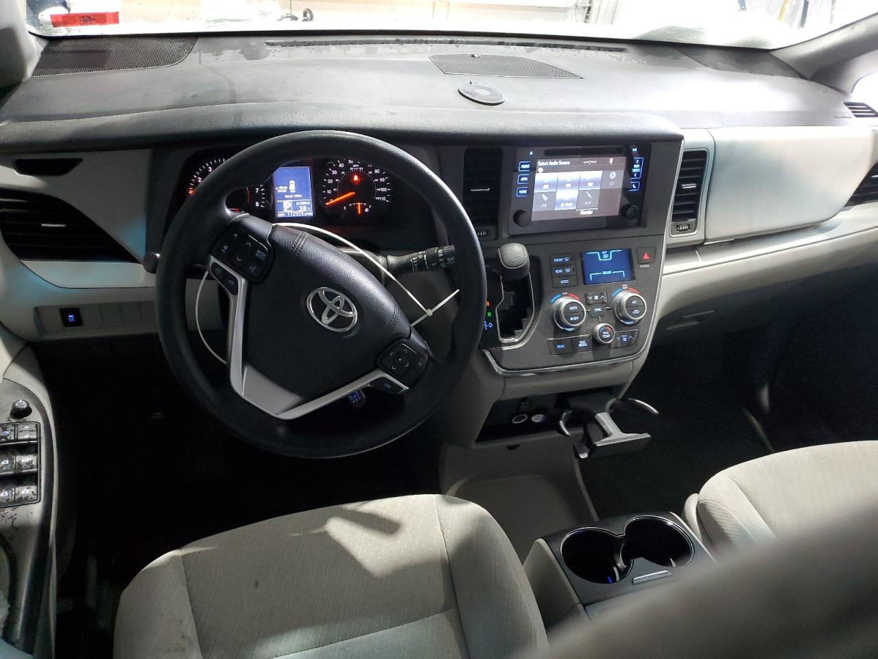 2017 Toyota Sienna - Image 8