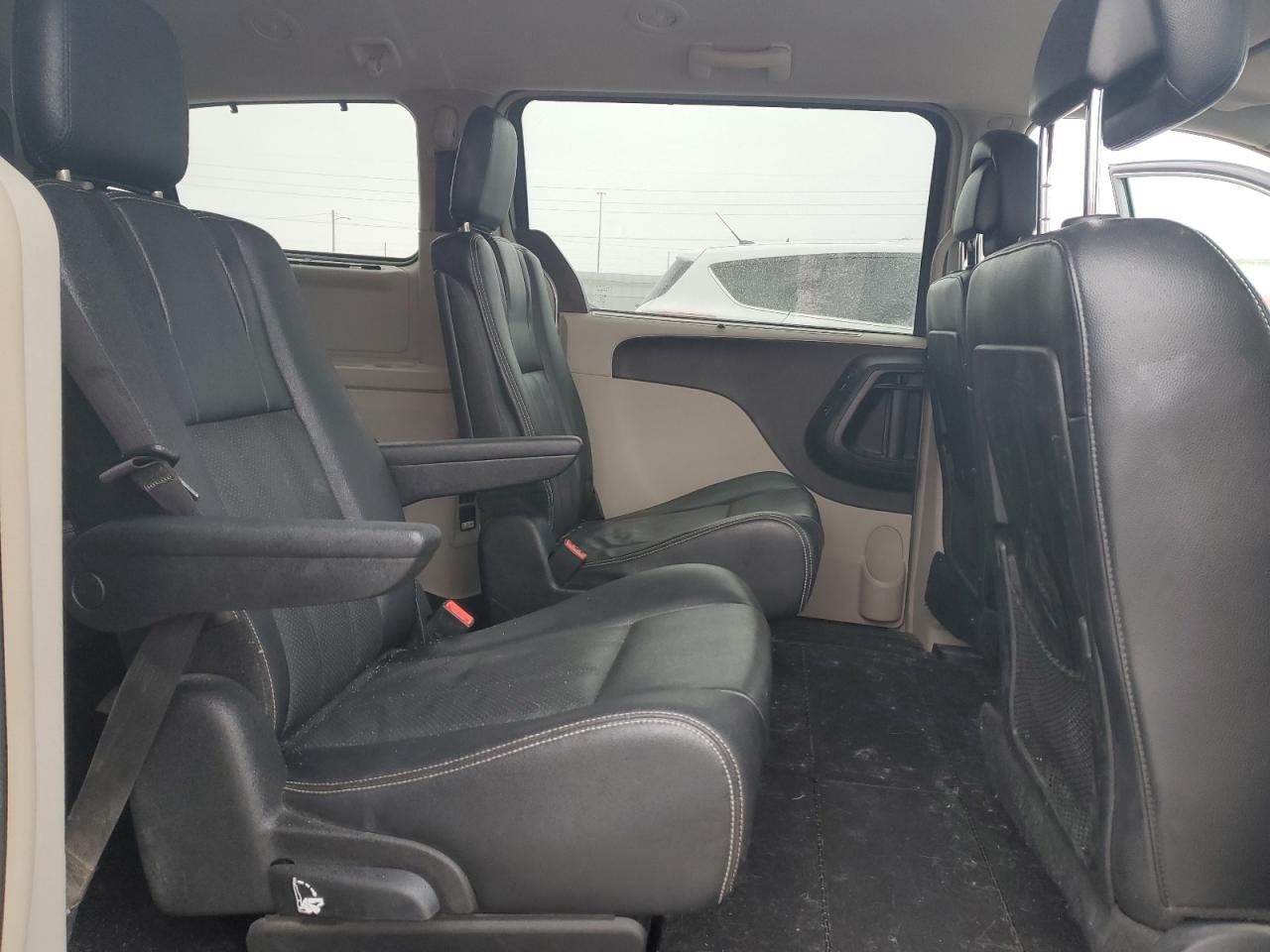 2013 Chrysler Town & Country - Image 11