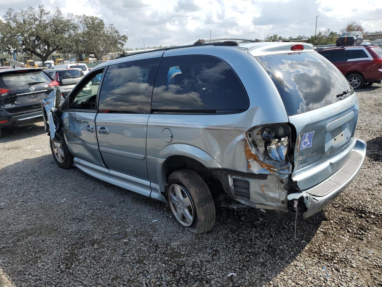 2005 Dodge Caravan - Image 2