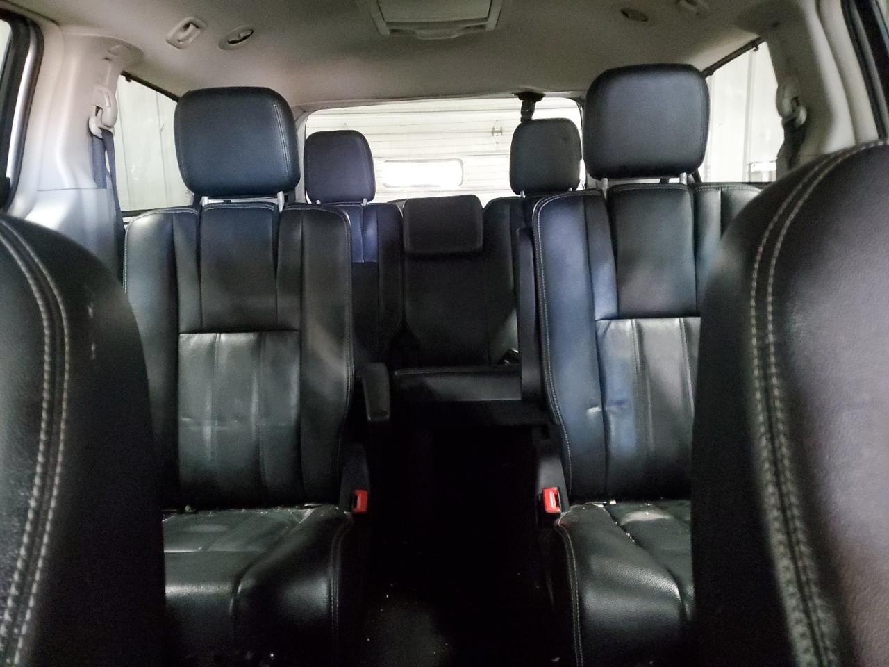 2014 Chrysler Town & Country - Image 10
