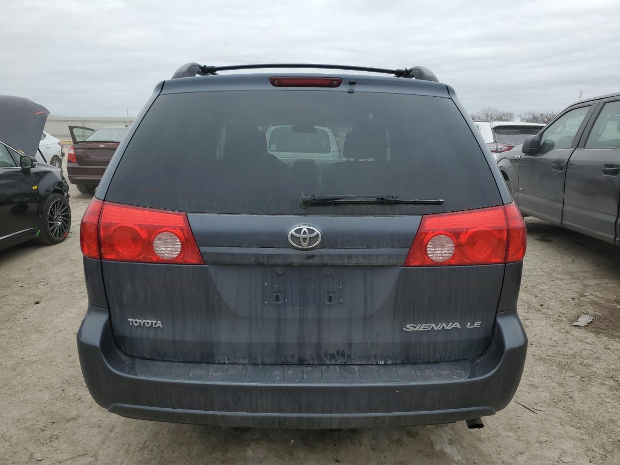 2010 Toyota Sienna - Image 6