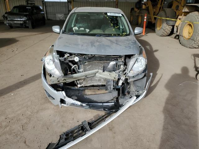  NISSAN VERSA 2018 Srebrny