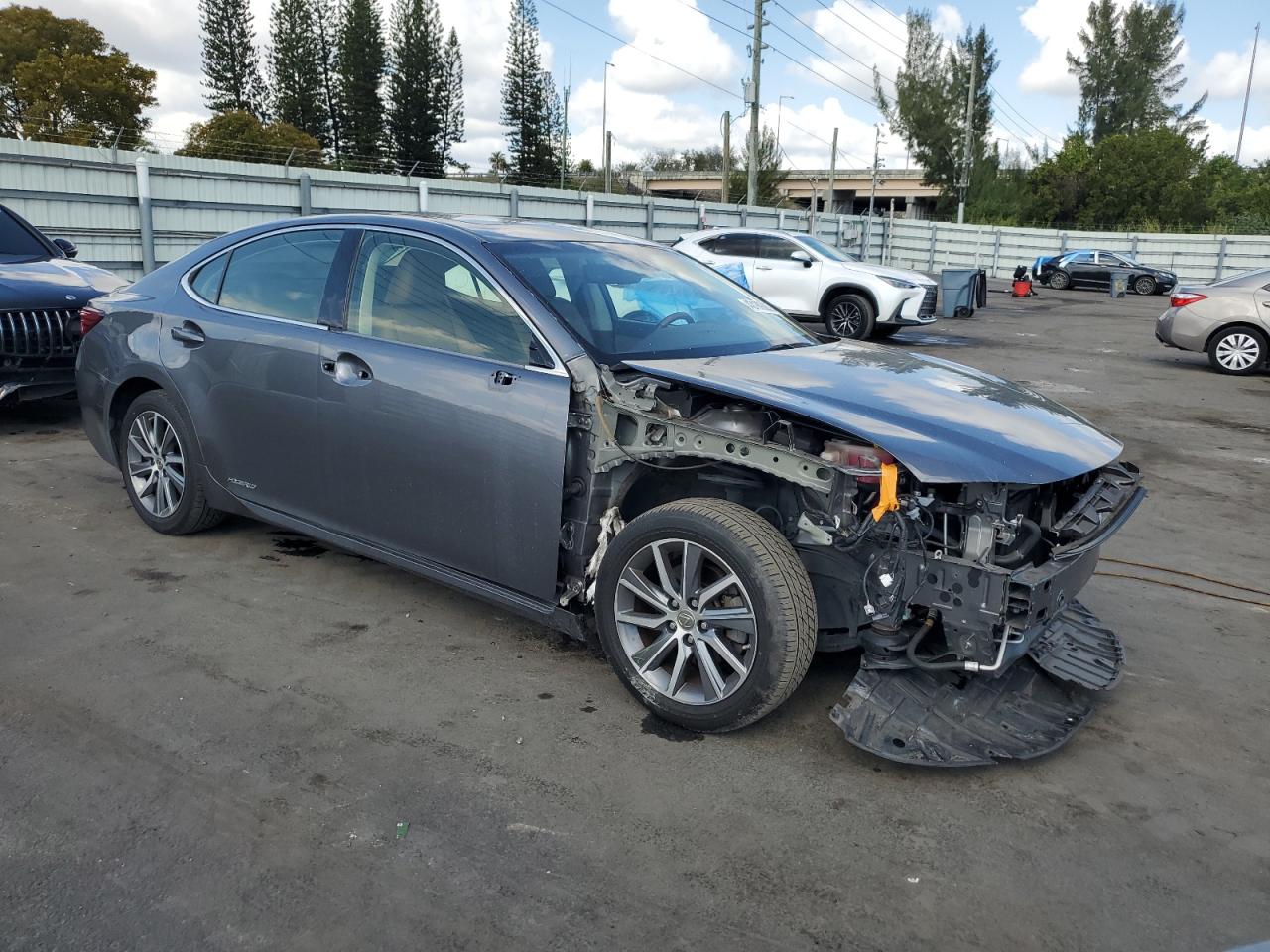 2017 Lexus ES - Image 4