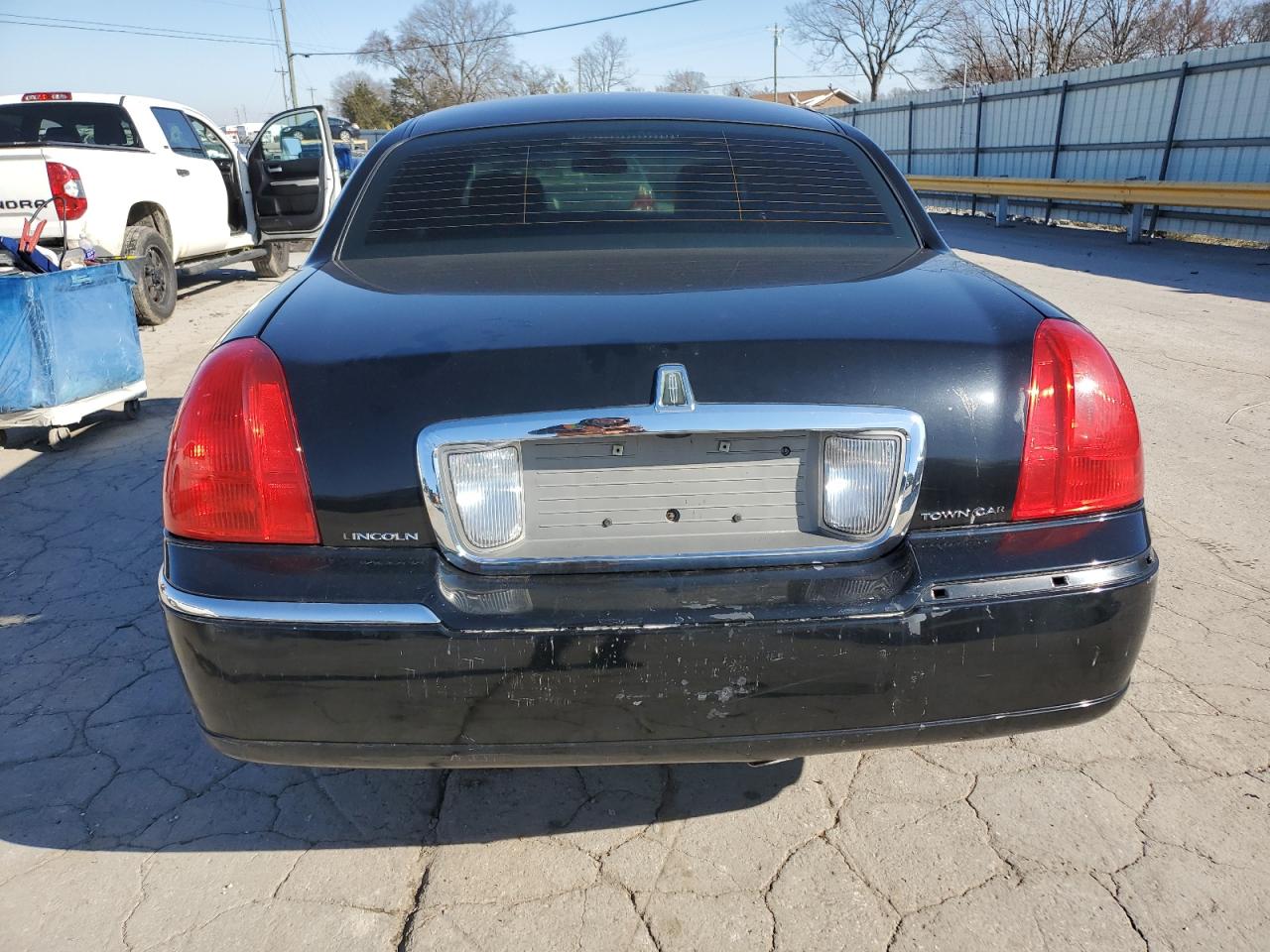 2011 Lincoln Town Car - Image 6