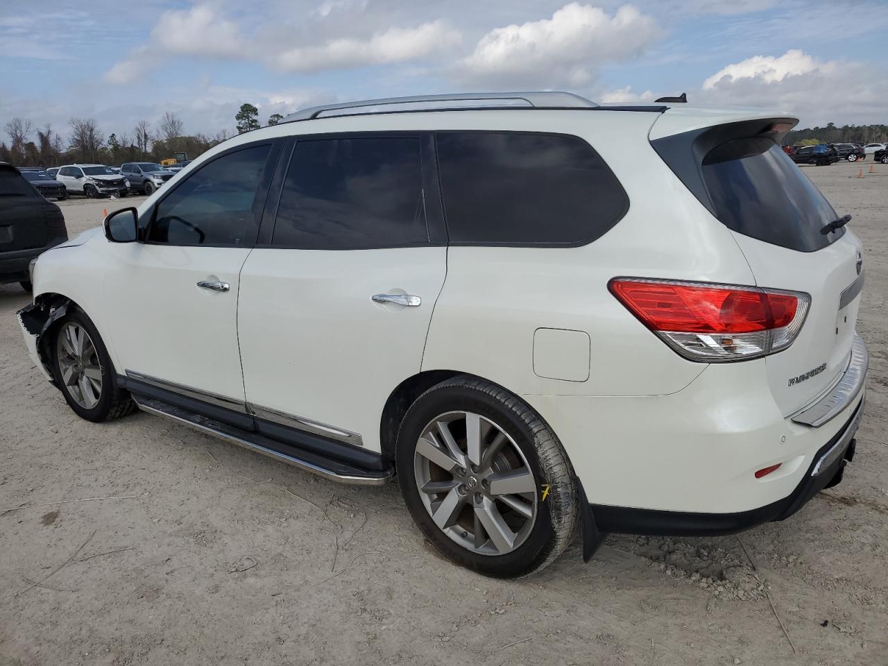 2015 Nissan Pathfinder - Image 2