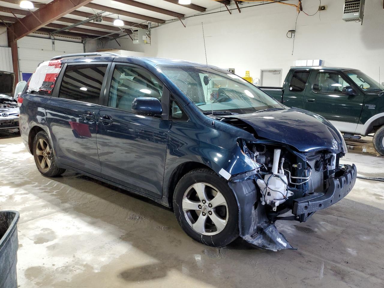 2011 Toyota Sienna - Image 4