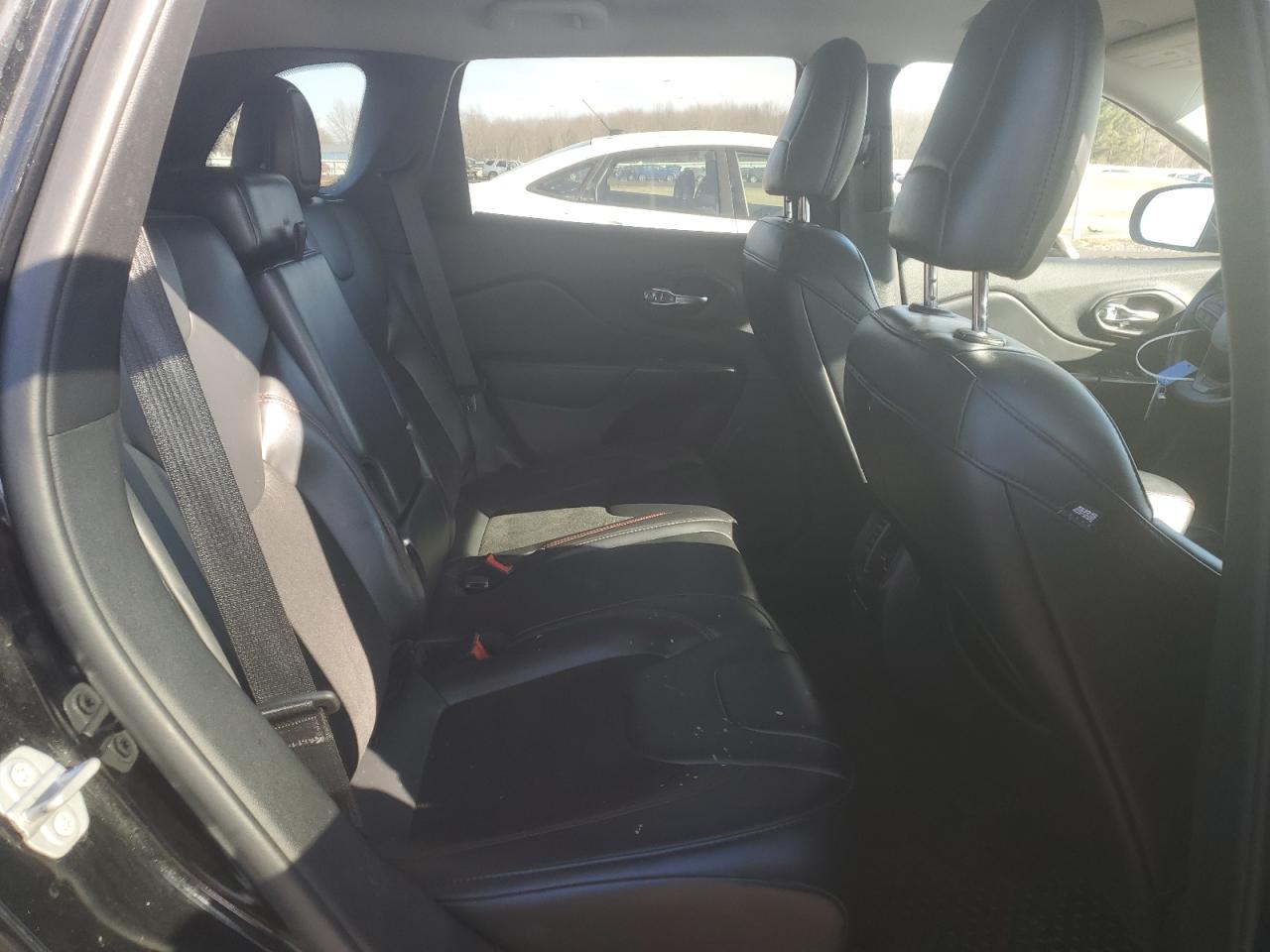 2020 Jeep Cherokee - Image 11
