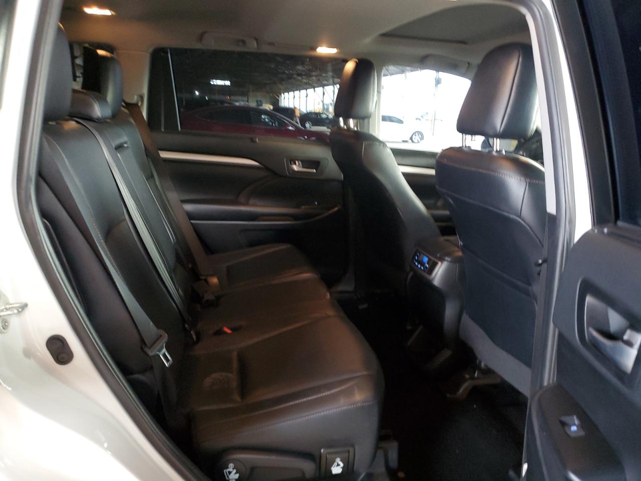 2019 Toyota Highlander - Image 11