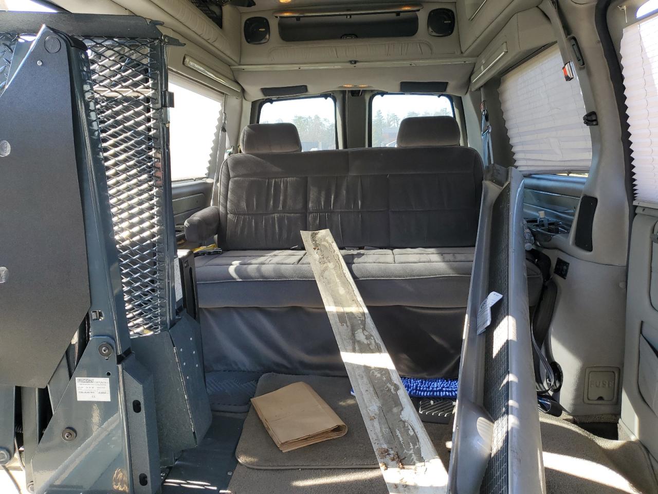 2006 Chevrolet Express - Image 10