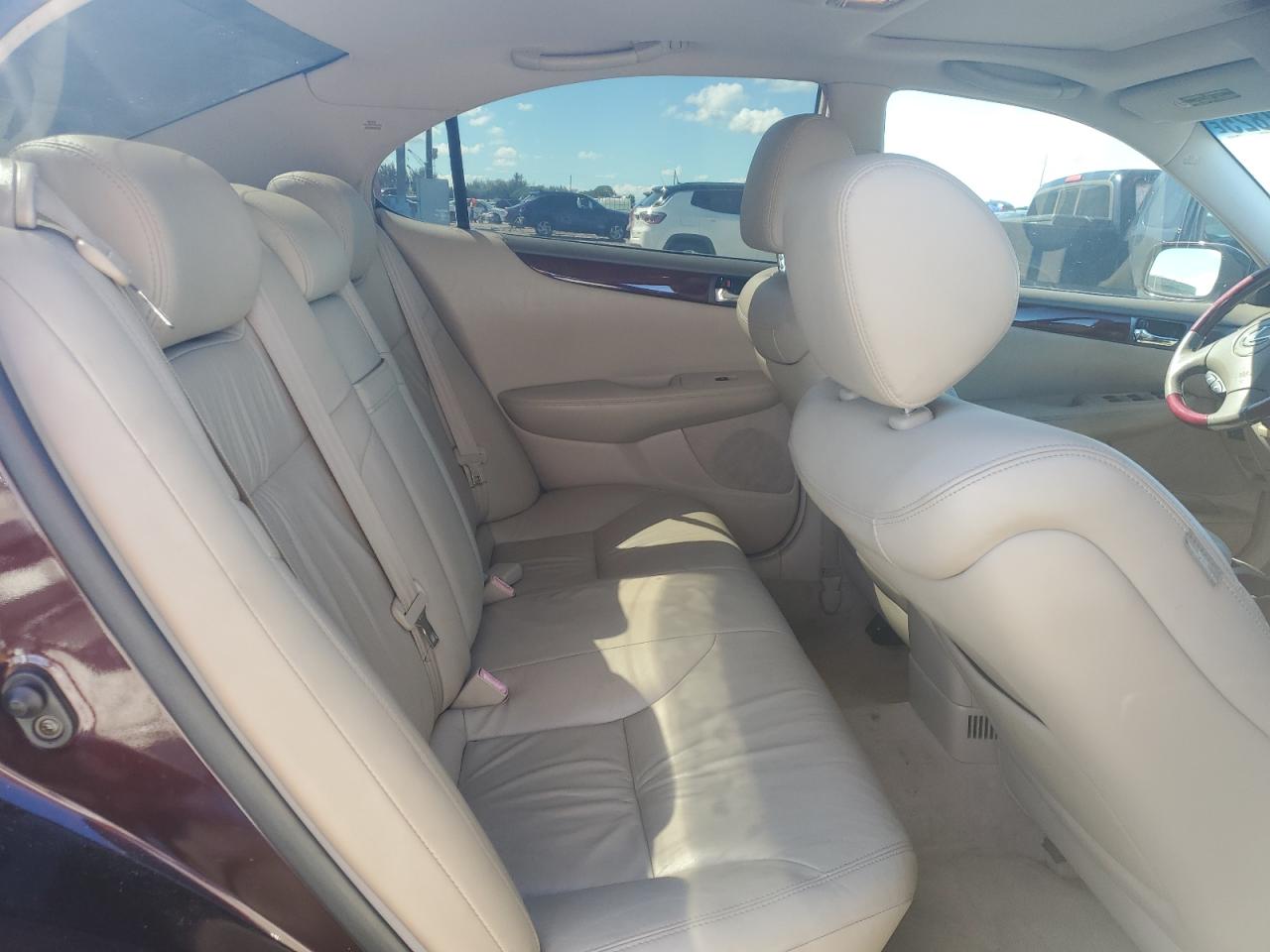 2004 Lexus ES - Image 10