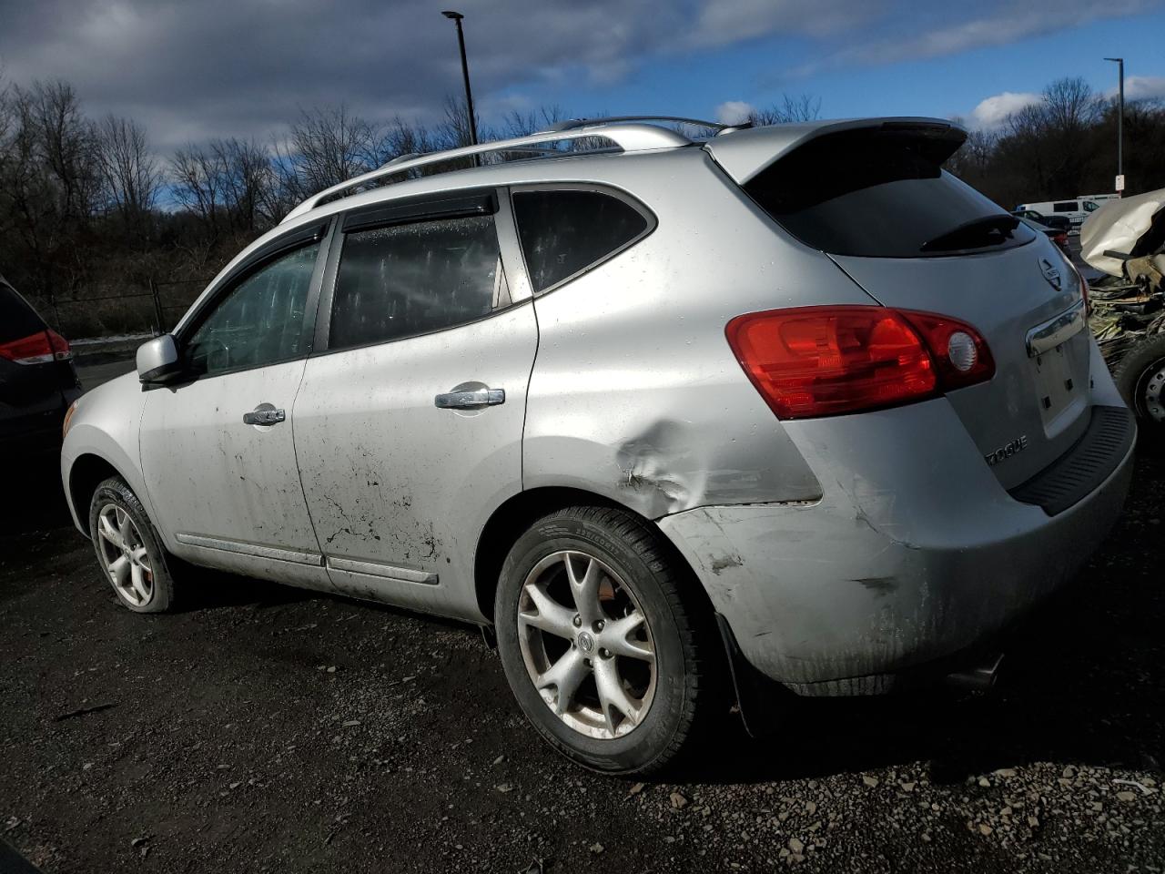 2011 Nissan Rogue - Image 2