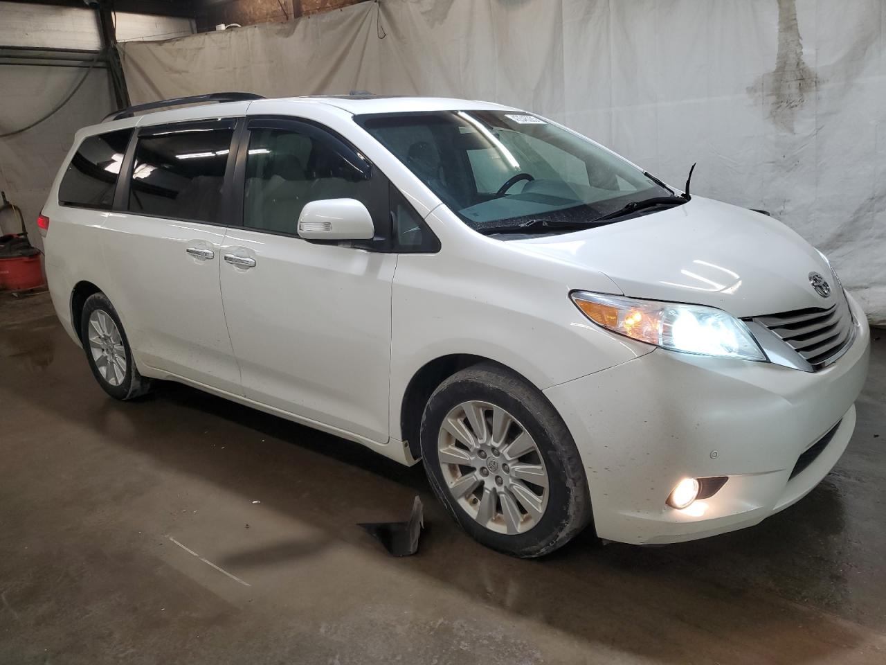 2013 Toyota Sienna - Image 4