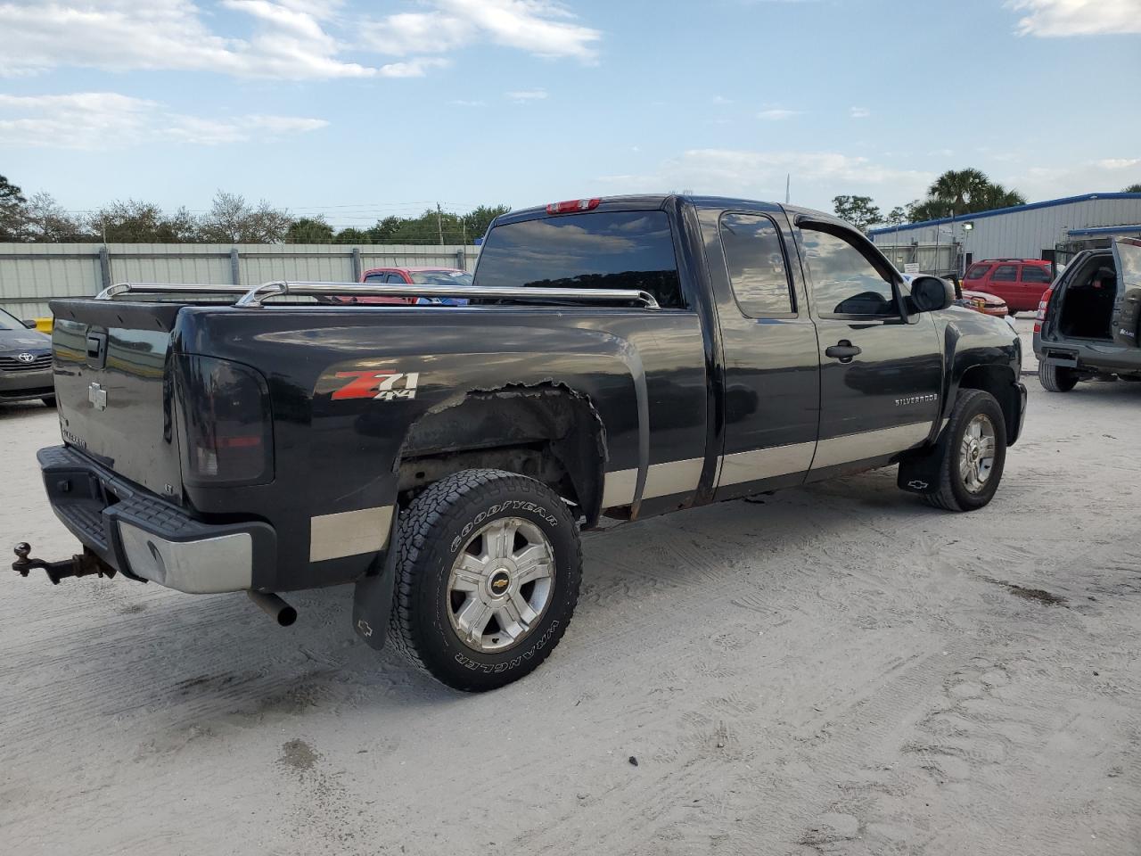 2009 Chevrolet Silverado - Image 3