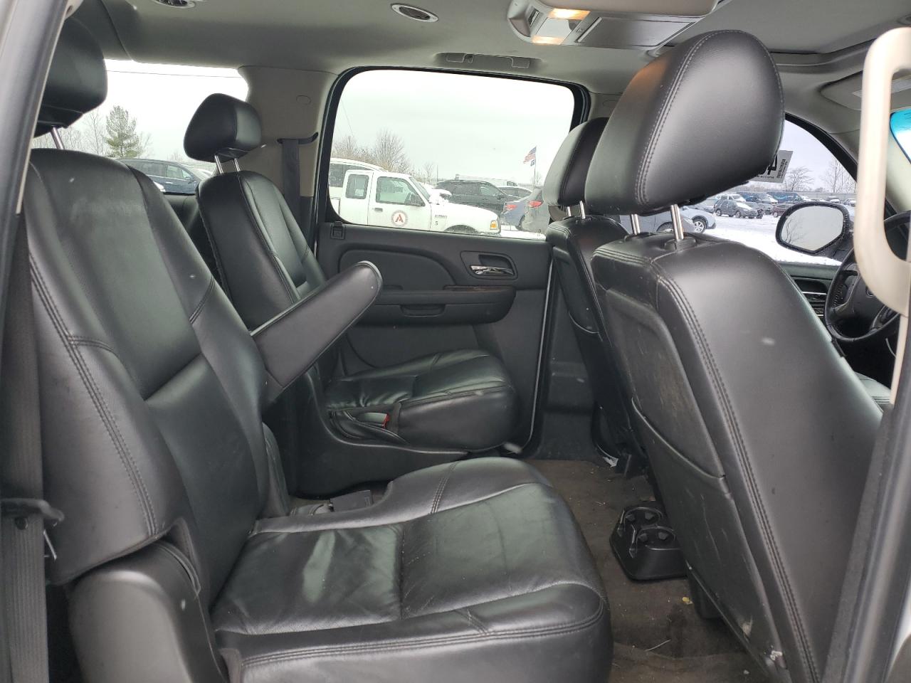 2010 Chevrolet Suburban - Image 11