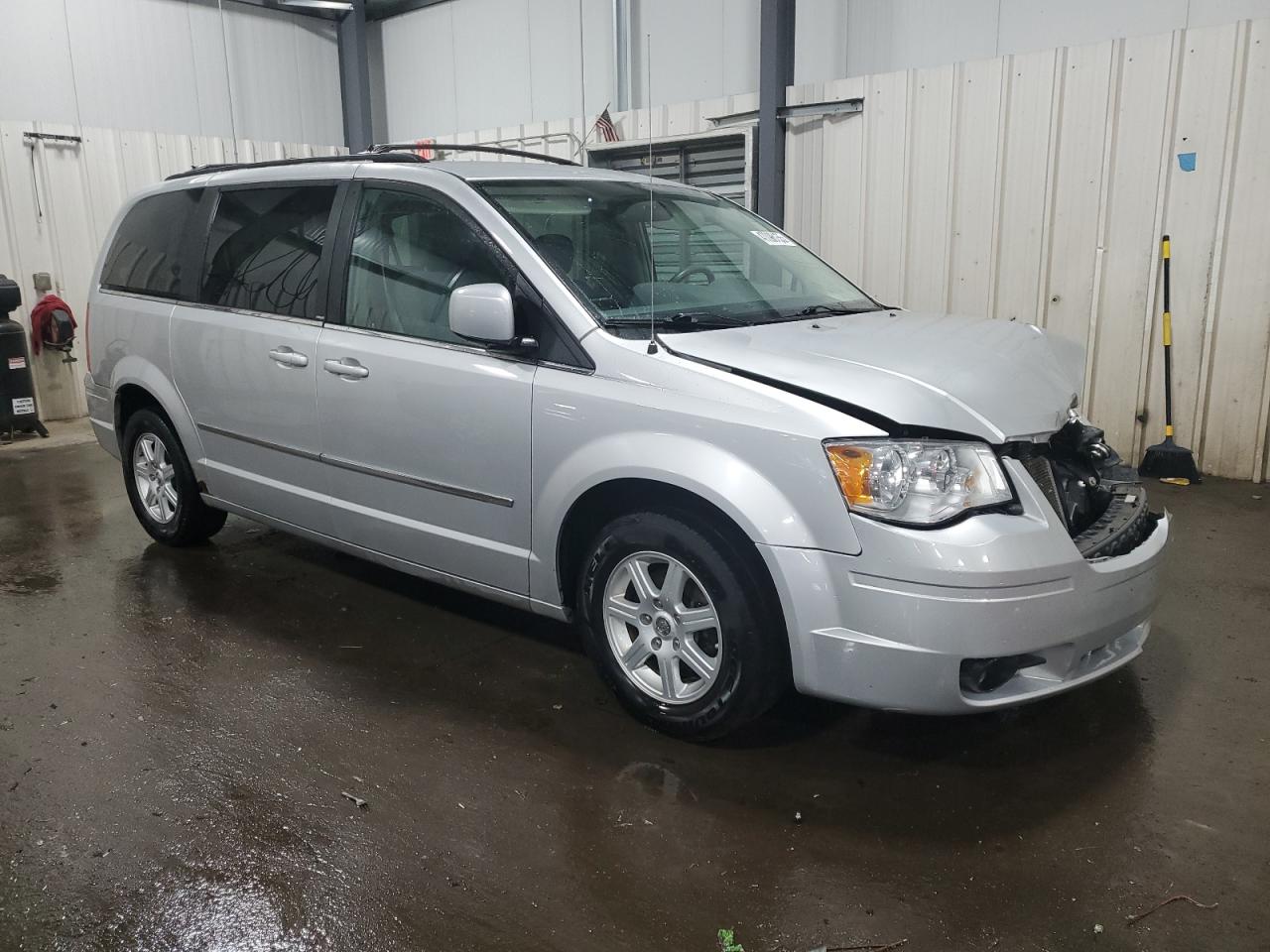 2010 Chrysler Town & Country - Image 4