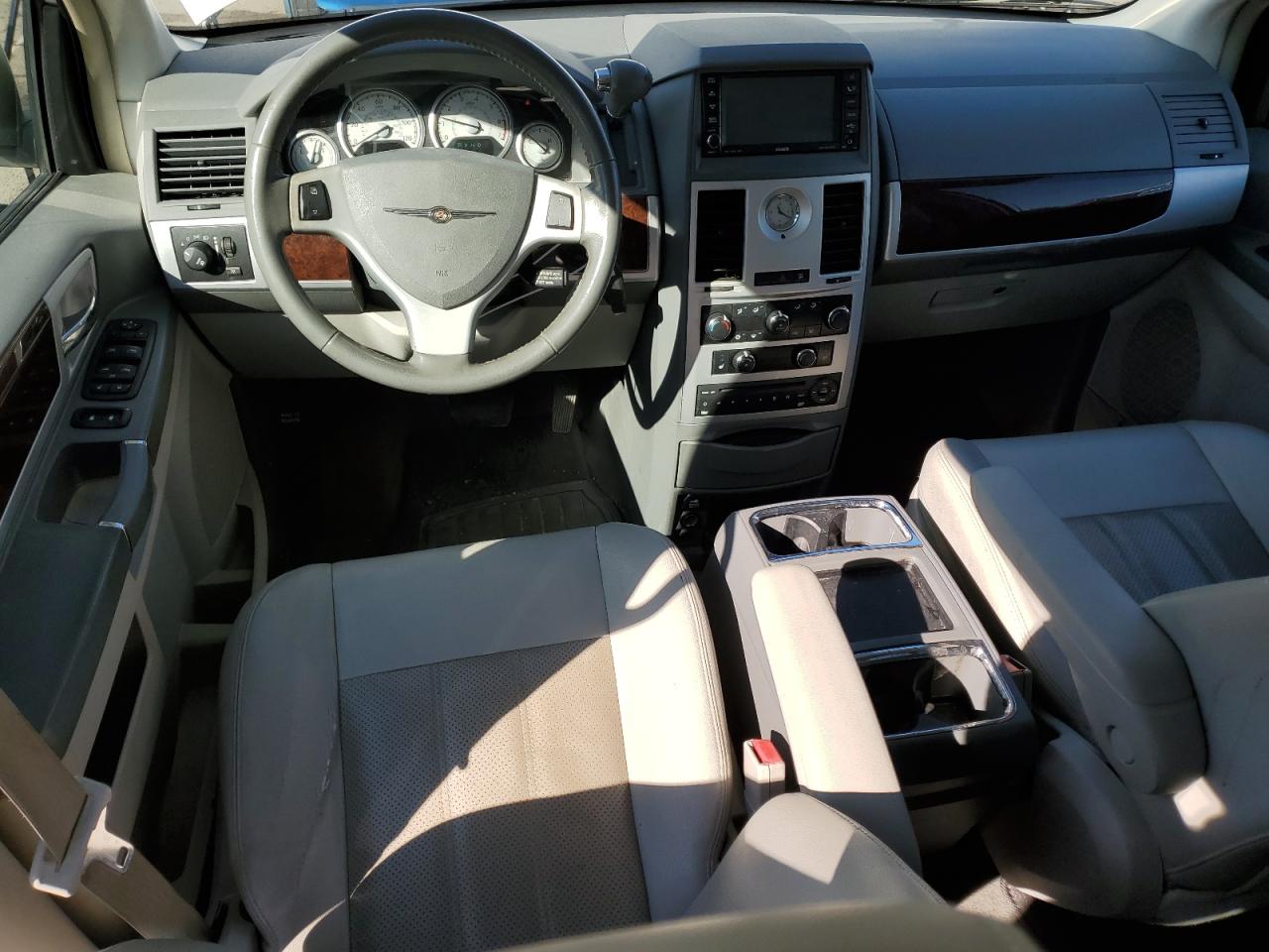 2009 Chrysler Town & Country - Image 8