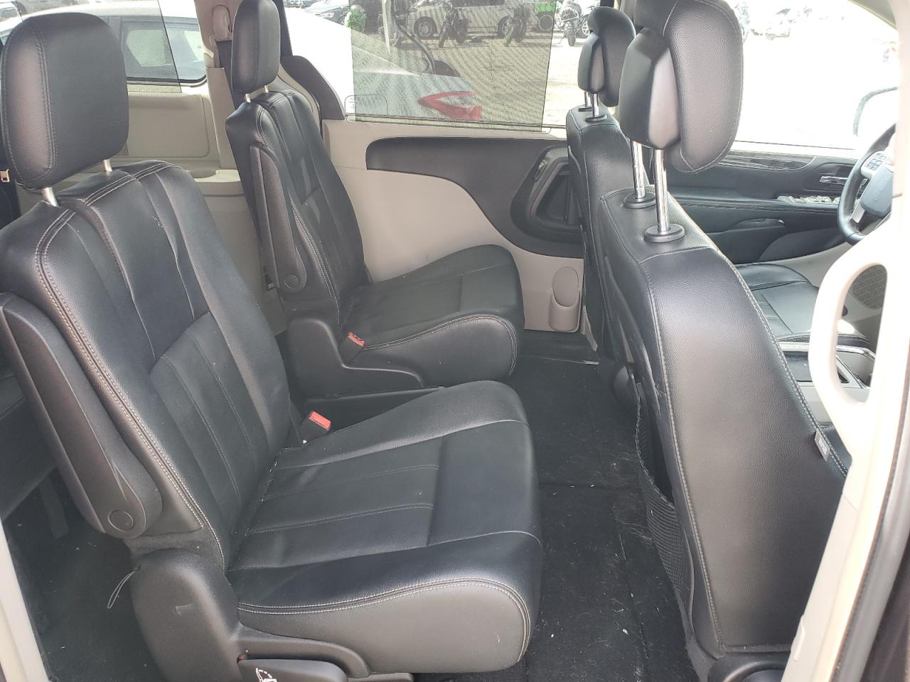 2016 Chrysler Town & Country - Image 11