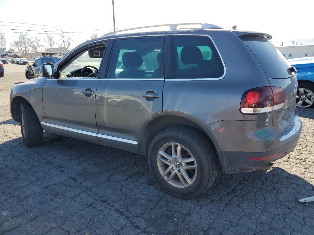 2009 Volkswagen Touareg - Image 2