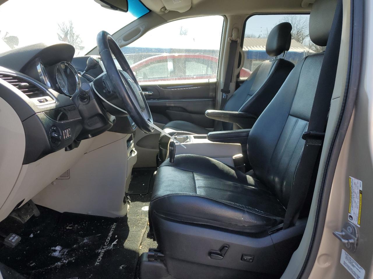 2014 Chrysler Town & Country - Image 7