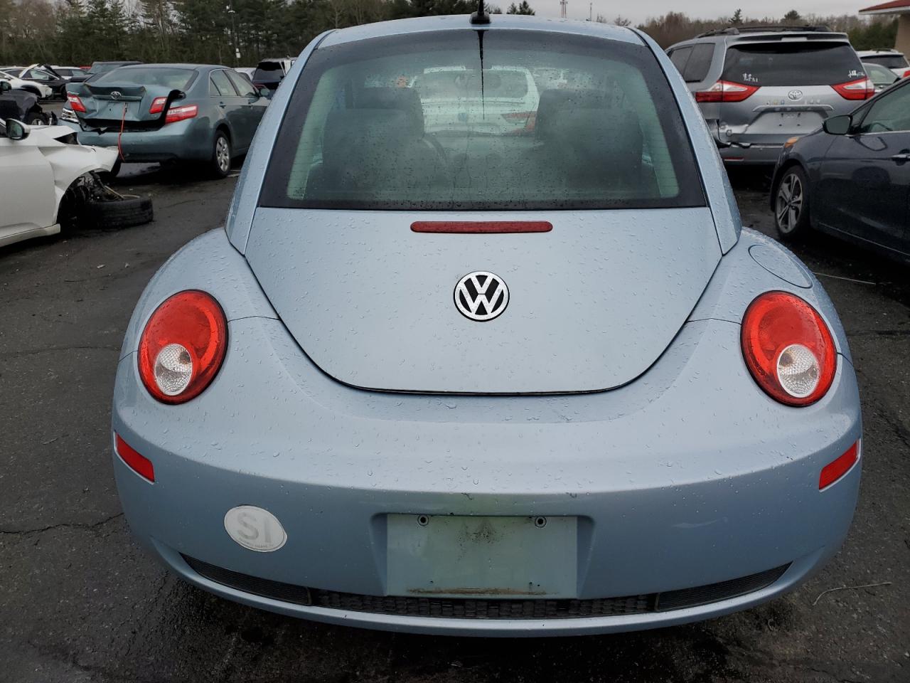 2010 Volkswagen Beetle - Image 6