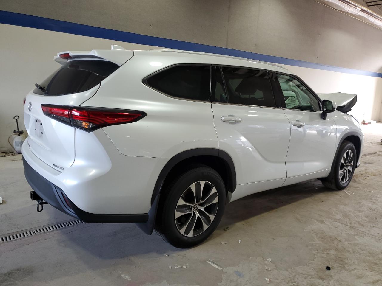2022 Toyota Highlander - Image 3