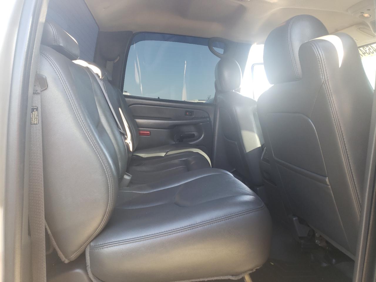 2006 Chevrolet Silverado - Image 10