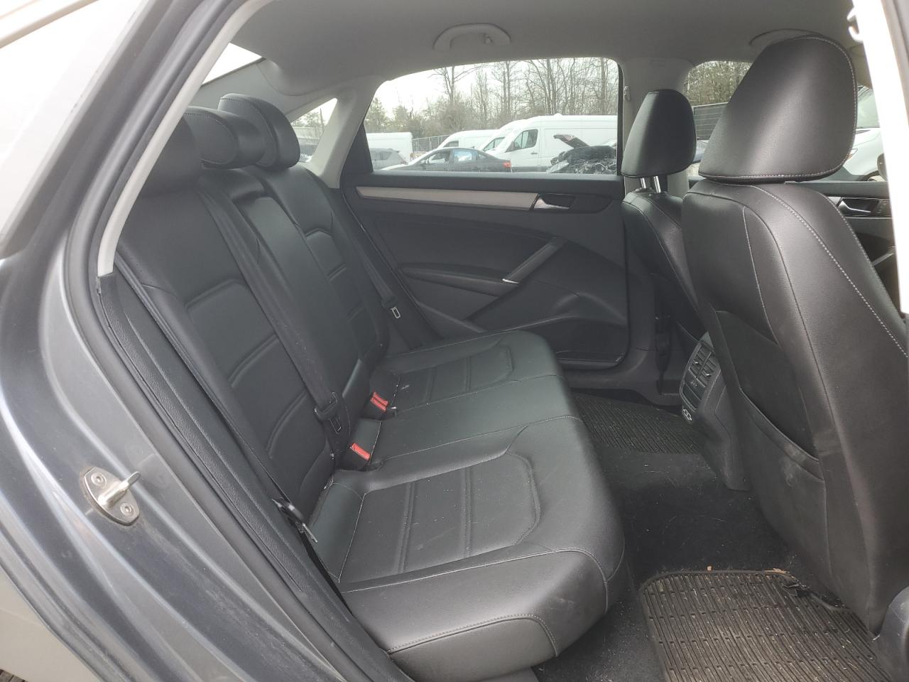 2020 Volkswagen Passat - Image 10