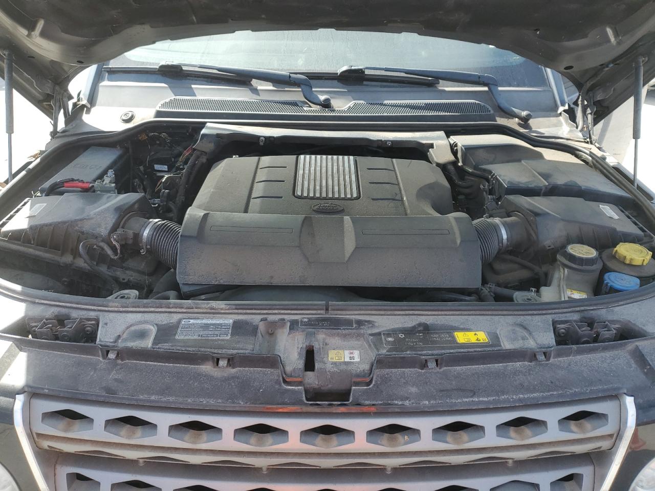 2016 Land Rover LR4 - Image 12