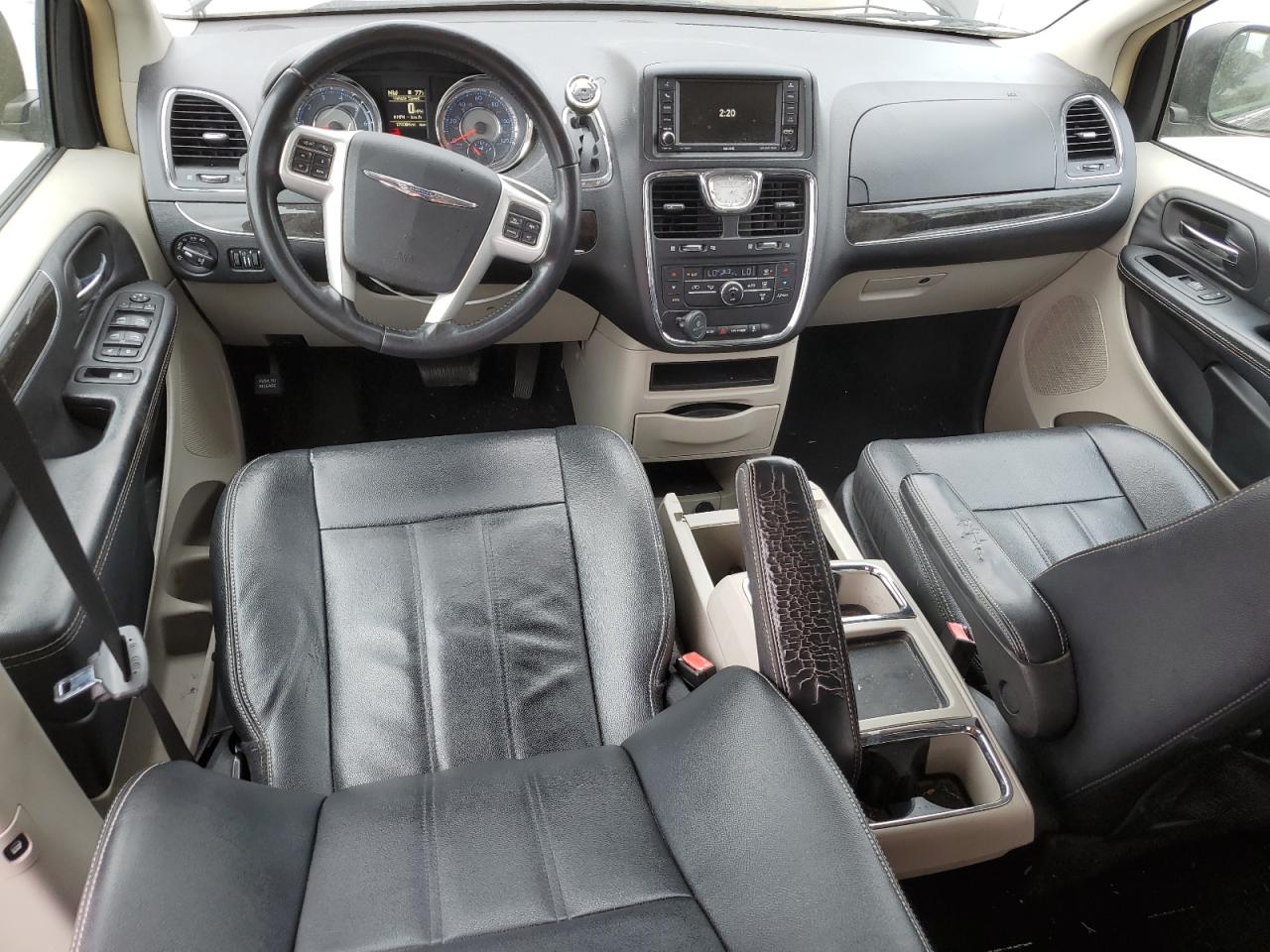 2016 Chrysler Town & Country - Image 8