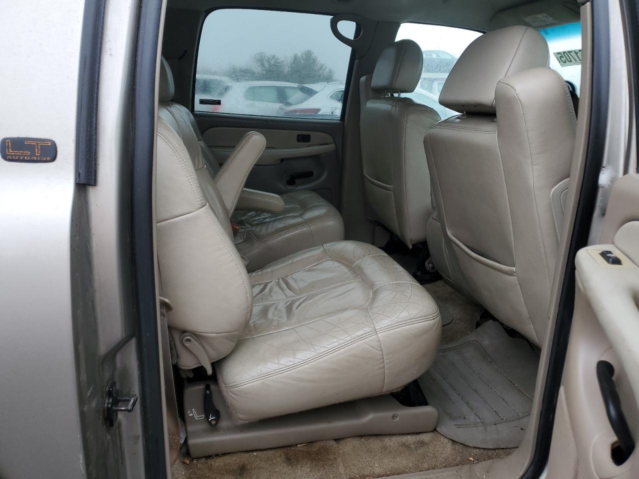 2002 Chevrolet Suburban - Image 11