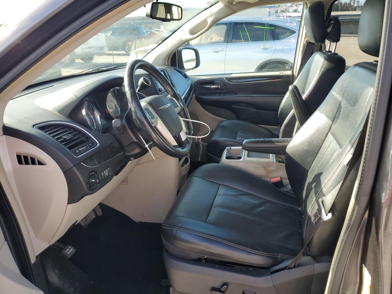 2015 Chrysler Town & Country - Image 7