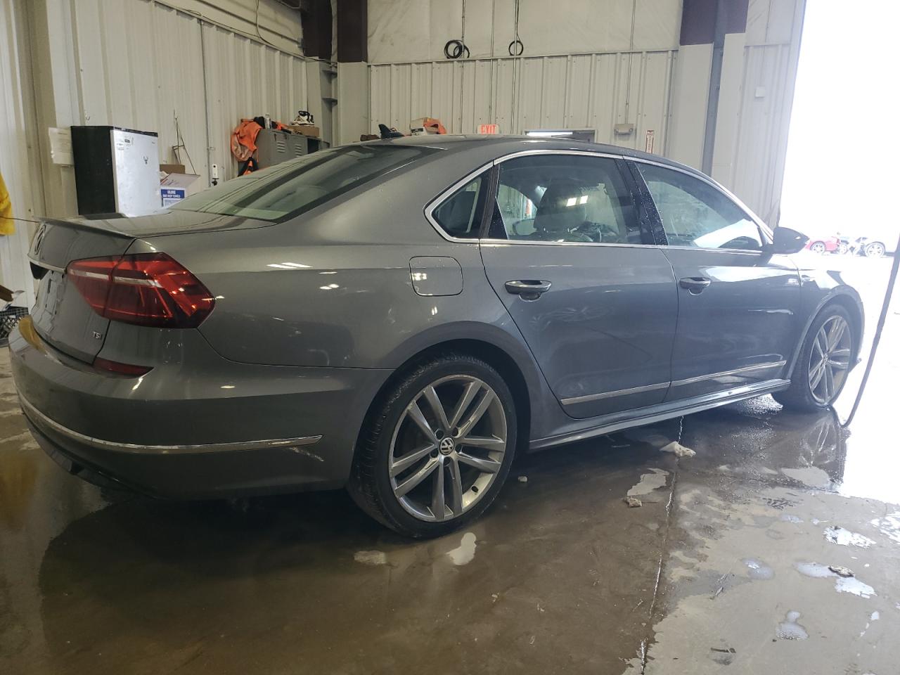 2017 Volkswagen Passat - Image 3