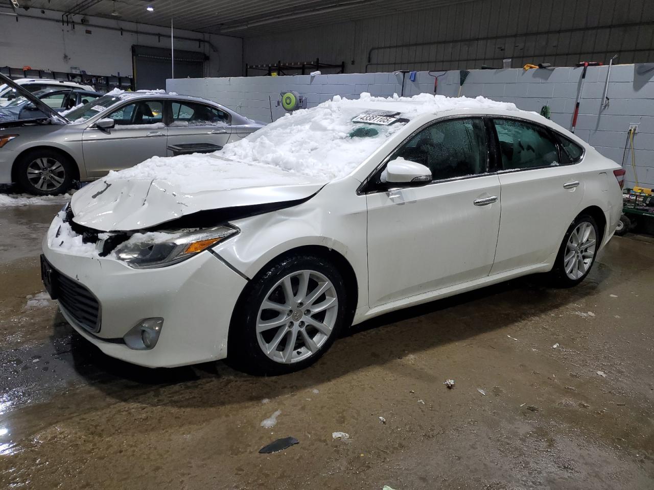 2013 Toyota Avalon - Image 1